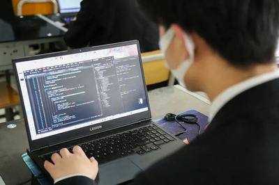 全棧開發(fā)培訓 從建材行業(yè)到IT精英的轉型之路——北京八維教育